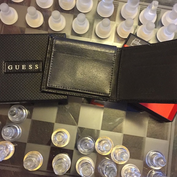 Men’s Guess wallet - Picture 2 of 3